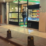 Gaziosmanpaşa’da husumetlisinden kaçarak kafeye saklanan genç, silahlı saldırıda yaralandı