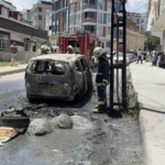 Arnavutköy’de park halindeki otomobil alev topuna döndü: O anlar kamerada