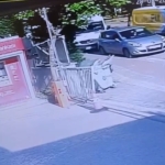 Bankamatikten para çekti, servis aracının altında kaldı...O anlar kamerada