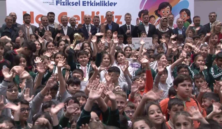Ümraniye’de, ’Geleneksel Çocuk Oyunları ve İlkokullar Arası Fiziksel Etkinlikler’de ödüller sahiplerini buldu