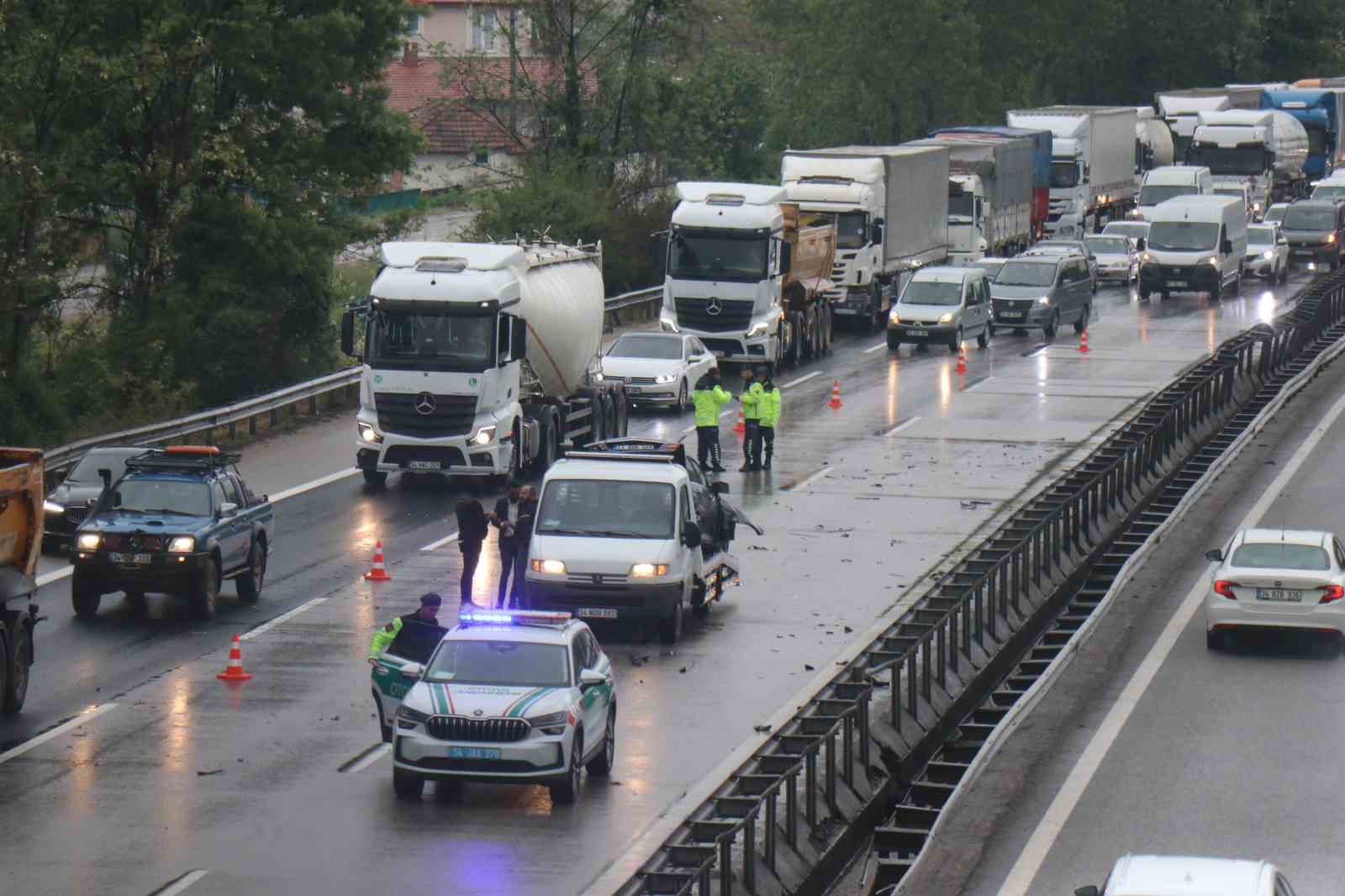 Anadolu Otoyolu’nda yağmur ile kazalar peş peşe geldi: Her iki istikamette de trafik aksadı