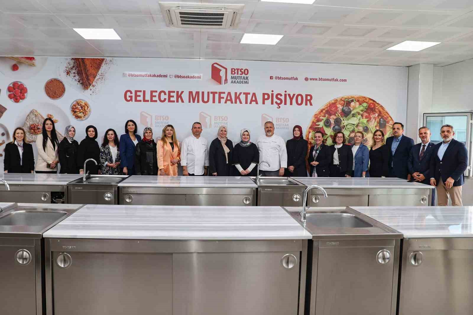 Bursa protokolünün eşleri BTSO Mutfak Akademi’ye katıldı
