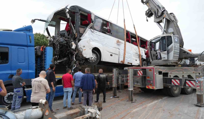 Çanakkale’de 8 kişinin öldüğü kazada enkaza dönen otobüs vinç yardımıyla olay yerinden kaldırıldı