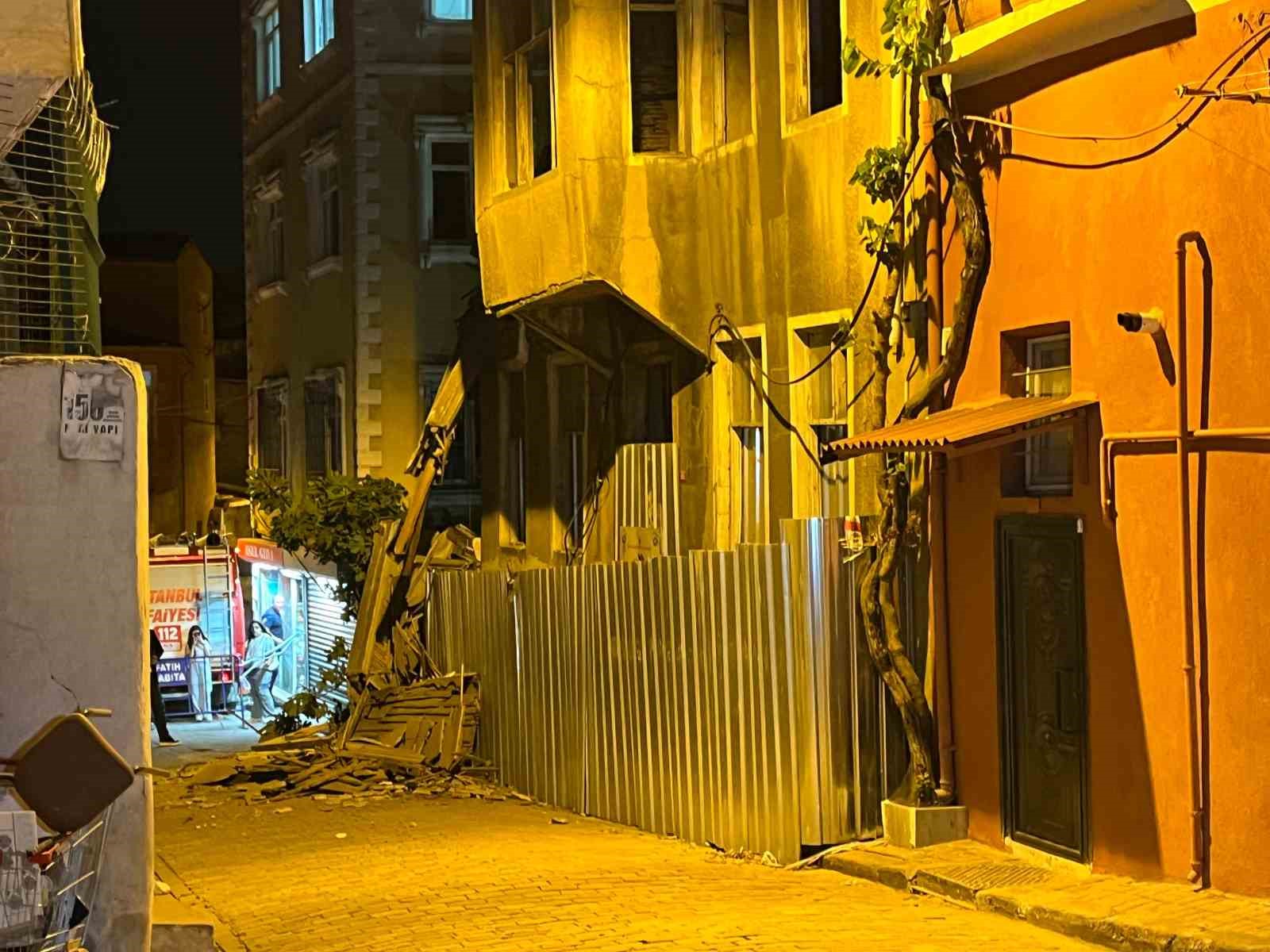 İstanbul Fatih Ayvansaray’da, metruk binada çökme meydana geldi. İhbar üzerine itfaiye, AFAD, UMKE ve sağlık ekipleri sevk edildi.