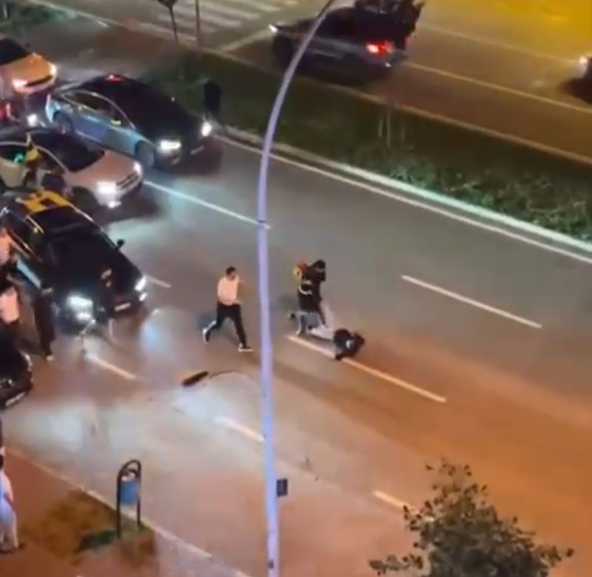 Şampiyonluk kutlamasında trafik durdu, yumruklar konuştu