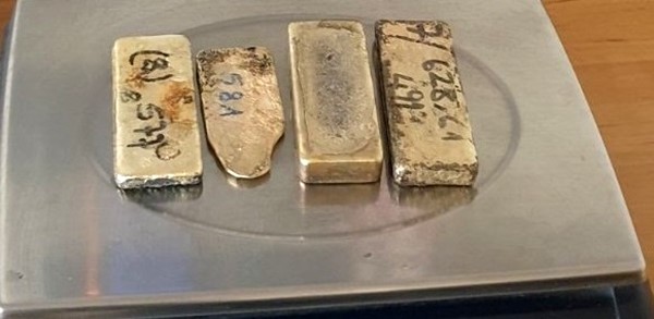 Kadın yolcu iç çamaşırına ve koltuk altlarına gizlediği 2 kilo altın ile yakalandı