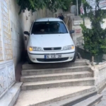 Eyüpsultan’da navigasyona aldanan sürücü merdivenlerde mahsur kaldı