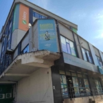 Güngören’de binada asılı reklam panosu düştü, panik yaşandı