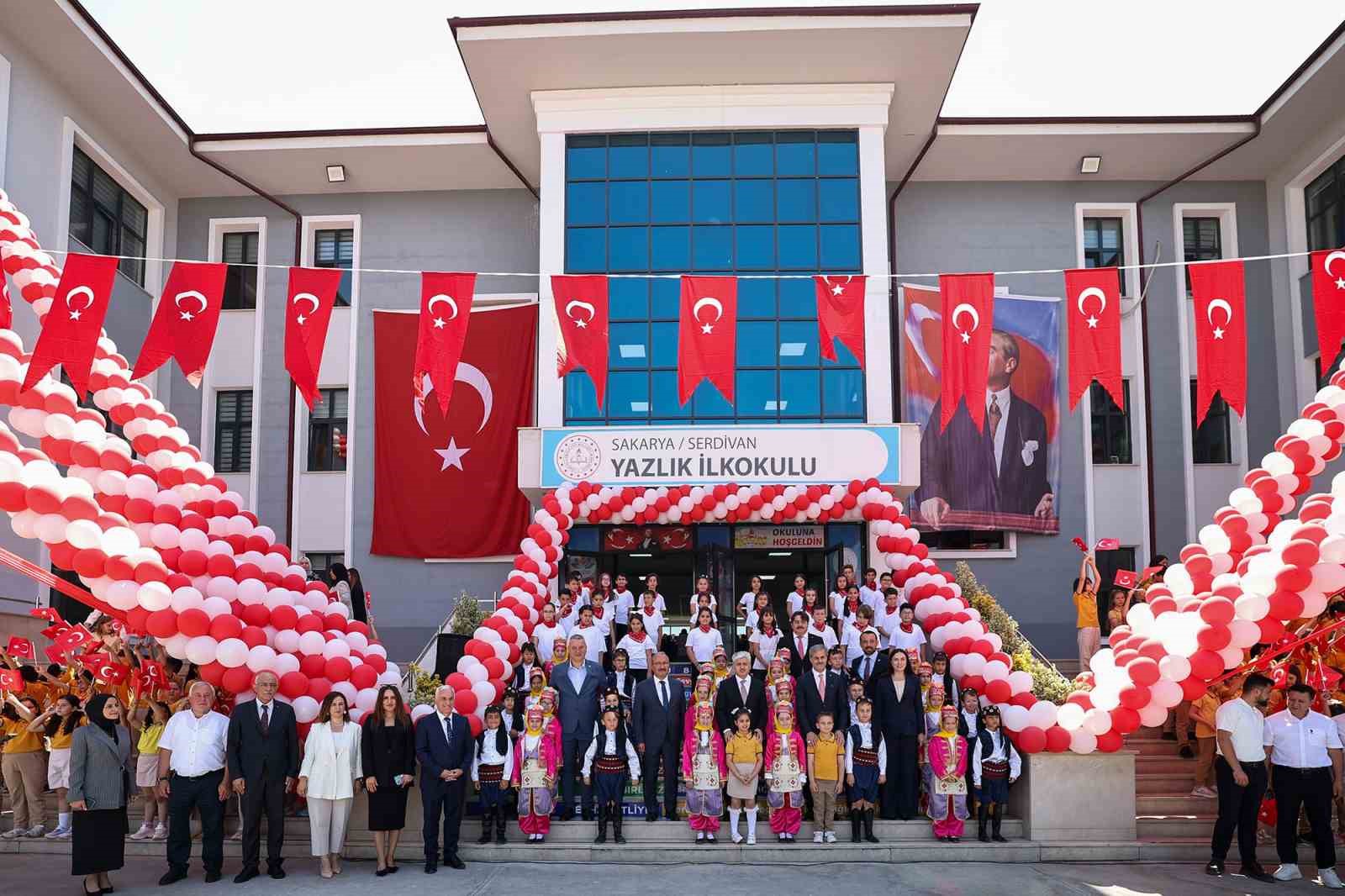 Başkan Alemdar, çocukların karne heyecanına ortak oldu