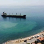 Karaya oturan gemi havadan görüntülendi