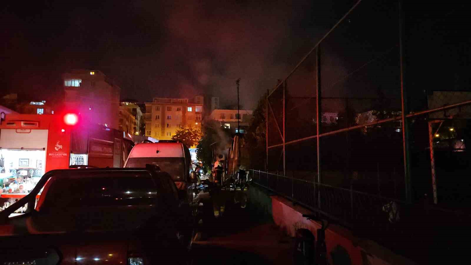 Bahçelievler’de oto tamirhanede korkutan yangın: Çok sayıda araç kullanılamaz hale geldi