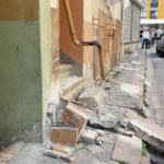 Zeytinburnu’nda otomobil doğal gaz kutusuna çarptı, facia ucuz atlatıldı