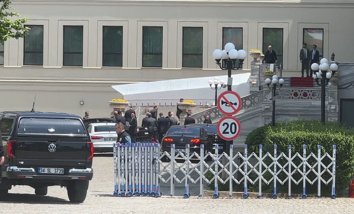 Kritik görüşme öncesi Türkiye-Rusya-Ukrayna heyetleri Çırağan Sarayı’na geldi