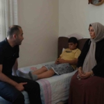 Şiddet mağduru özel çocuğa, Başkan Vekili Karadeniz’den destek ziyareti