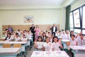 Sultangazi Belediye Başkanı Abdurrahman Dursun, çocukların karne heyecanını paylaştı