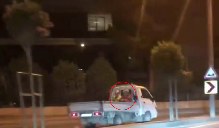 Şehrin göbeğinde "pes" dedirten kural ihlali: Kasasında yolcu taşıyarak ters şeritten ilerledi
