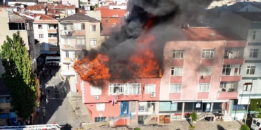 Bağcılar’da çatı yangını: Alevler yan binaya sıçradı