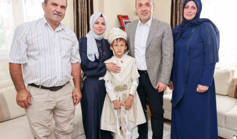 Bilecik Valisi Sözer, kazada hayatını kaybeden bekçi Kemal Badalov’un oğlunun sünnet düğününe katıldı