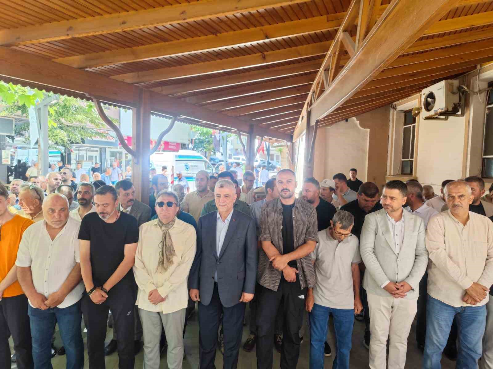 Bakan Bolat, eşinin teyzesinin cenaze namazına katıldı