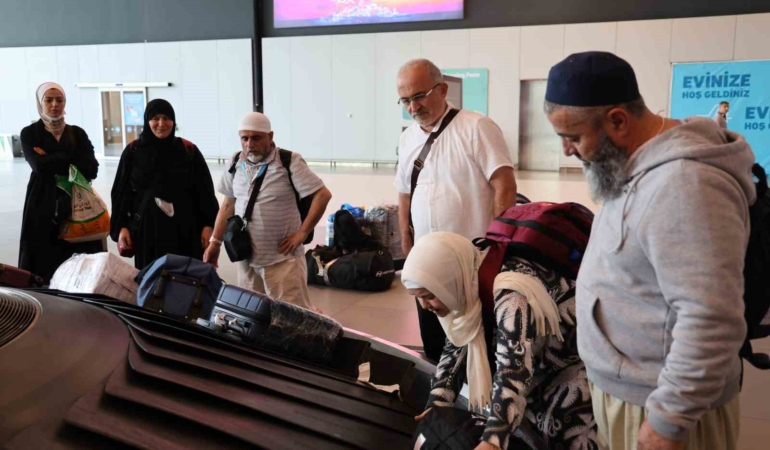 Kutsal topraklardan yurda dönen ilk hacı kafilesi İstanbul Havalimanı’nda gözyaşlarıyla karşılandı