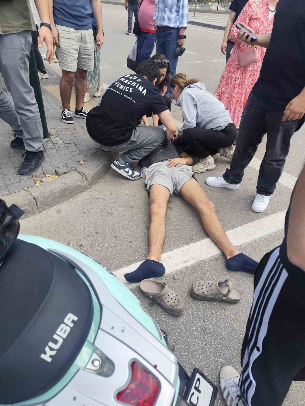 Otomobilin çarptığı 2 motosikletteki gençler yaralandı