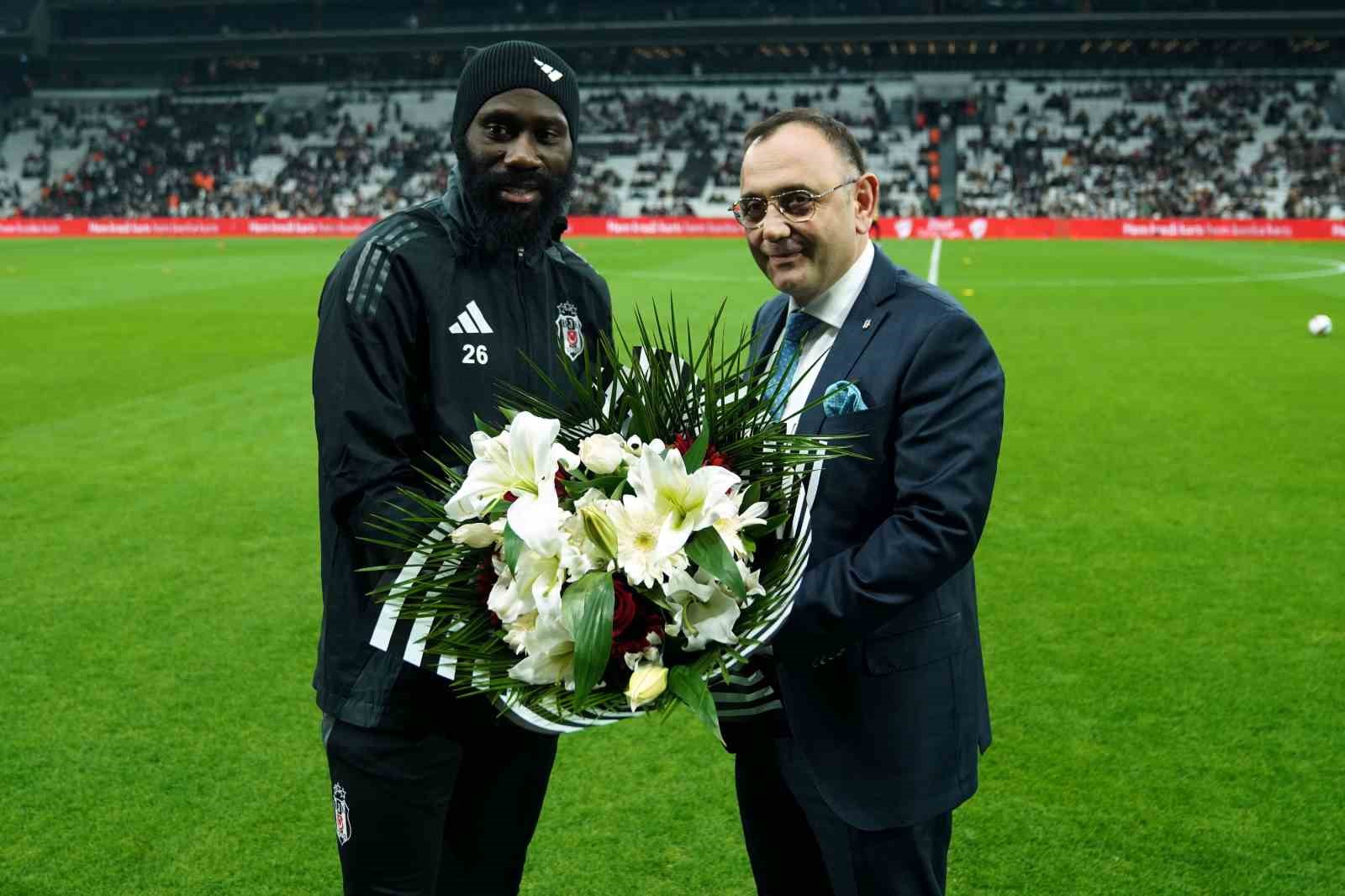 Beşiktaş’ta Mausaku ile yollar ayrıldı