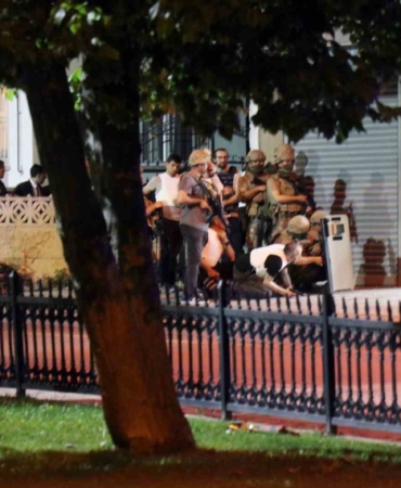 Hakkında yakalama kararı olan şahıs polise ateş açıp dükkana saklandı: Yaralı halde 6 saat direndi