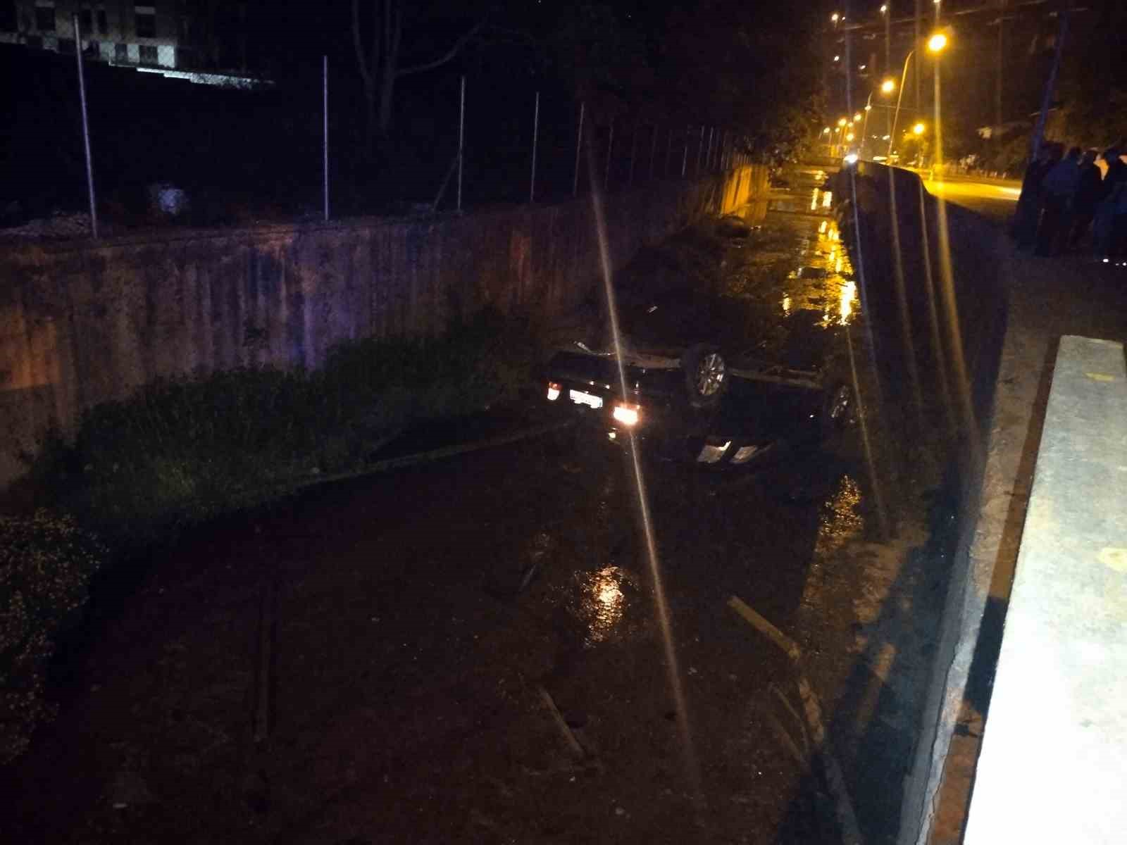 Beykoz’da kontrolden çıkan otomobil dereye uçtu: 1 yaralı