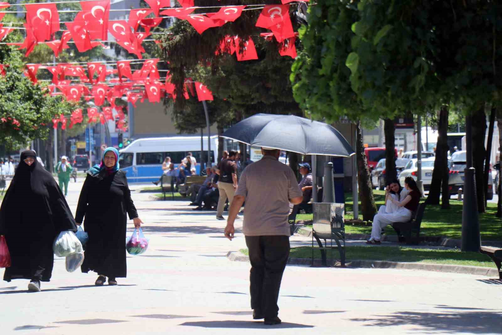 Sakarya’da sıcak hava bunalttı: Gölgelere kaçış başladı