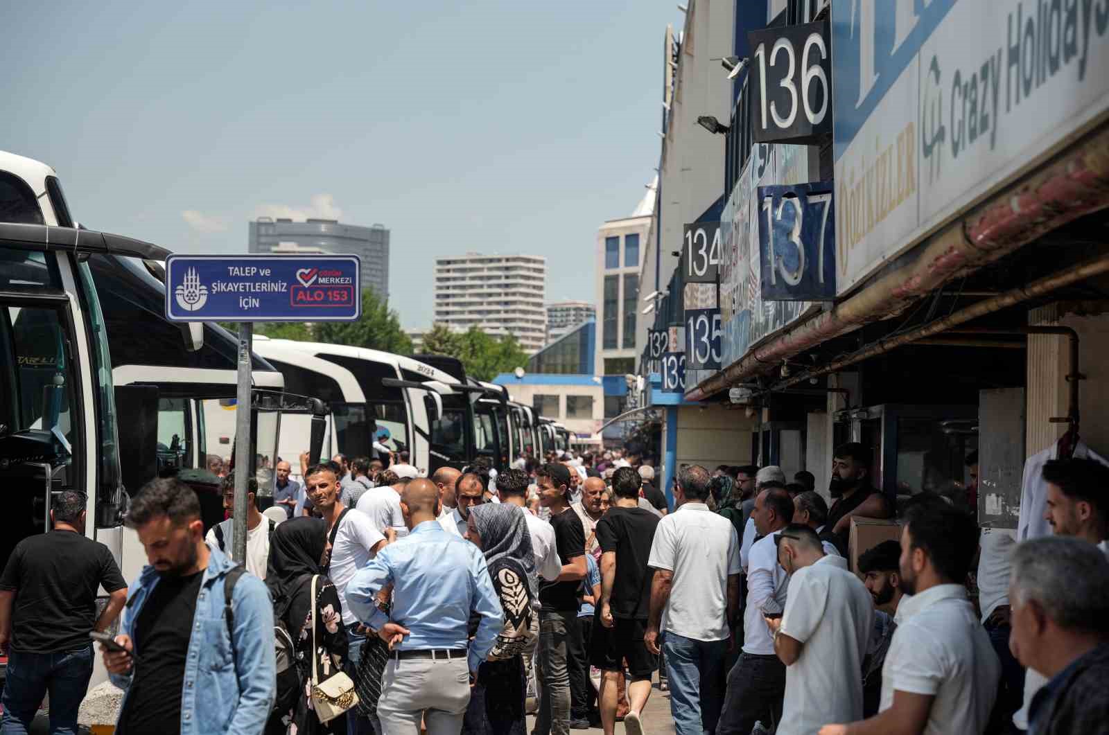 İstanbul Otogarı’nda bayram hareketliliği havadan görüntülendi