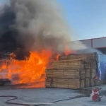 Kereste deposunda yangın