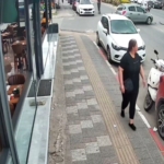 Otomobil ile motosikletin çarpıştığı kaza kamerada