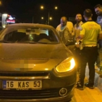 Seyir halinde iken aracını durdurup sızan alkollü sürücü, polise zor anlar yaşattı
