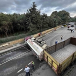 Beykoz’da su tankeri geri manevra yaparken devrildi: 1 yaralı