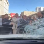 Esenyurt’ta yolu kapatan düğün konvoyuna tepki gösterince, taş ve yumrukların hedefi oldu
