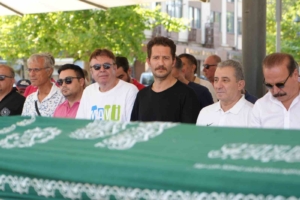 Doğum gününde acı haberi alan ünlü oyuncu, dedesini son yolculuğuna uğurladı