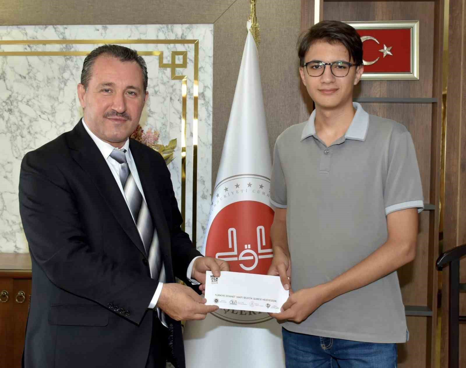 Bilecikli genç ’Umre’ ödülünün sahibi oldu