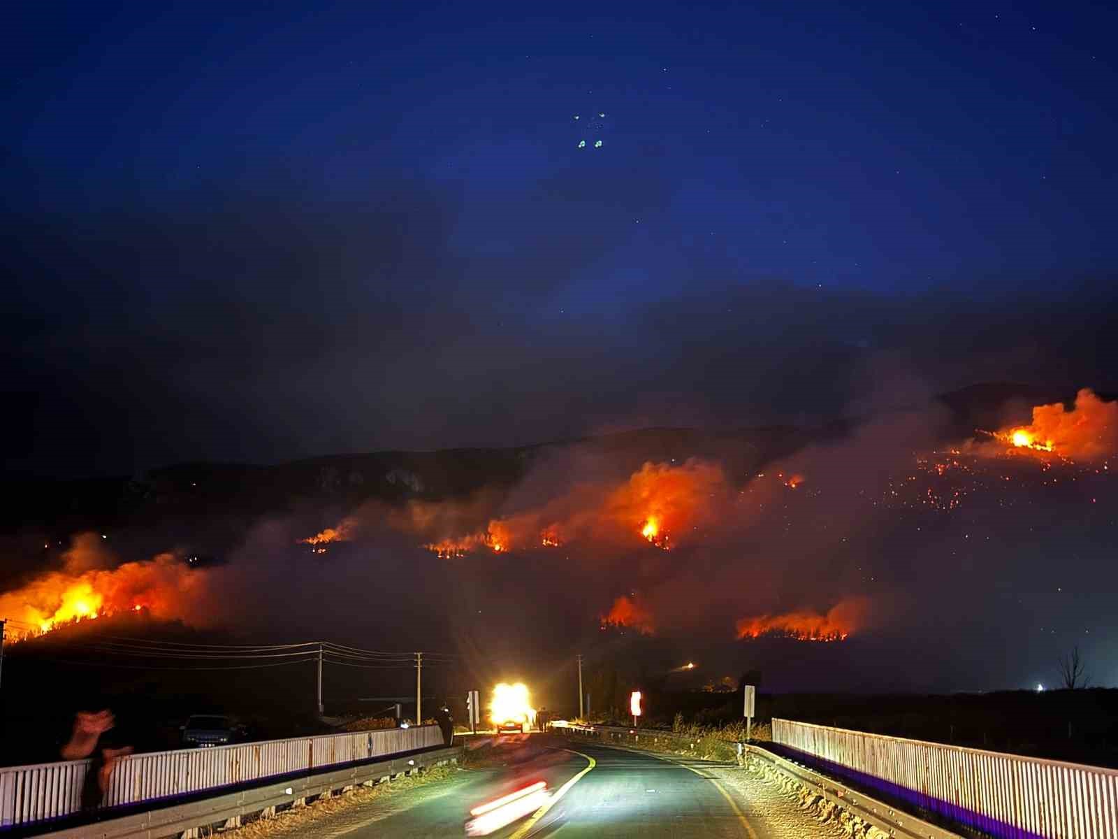 Yangın, tahliye edilen mahalleye sıçradı: Evler alev topuna döndü