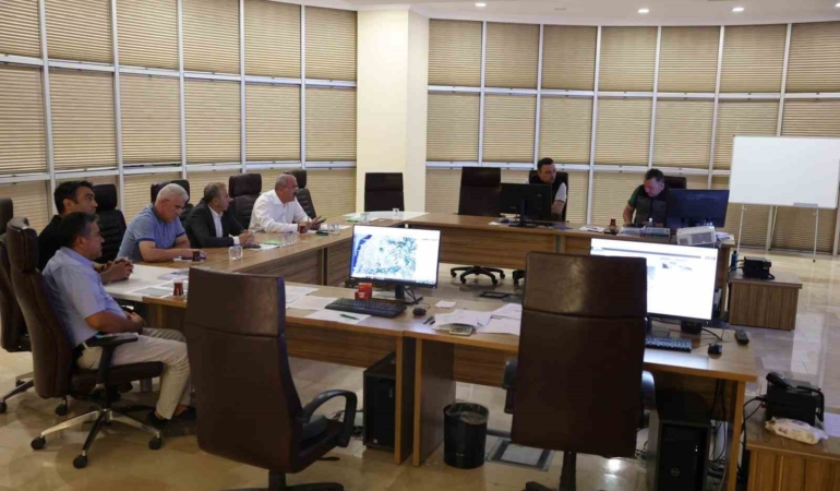 Vali Toraman, Ayvacık ve Gelibolu ilçelerinde devam eden orman yangınlarını Yangın Yönetim Merkezinden takip ediyor
