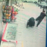 Sultangazi’de zihinsel engelli şahıs sokak ortasında annesine saldırdı