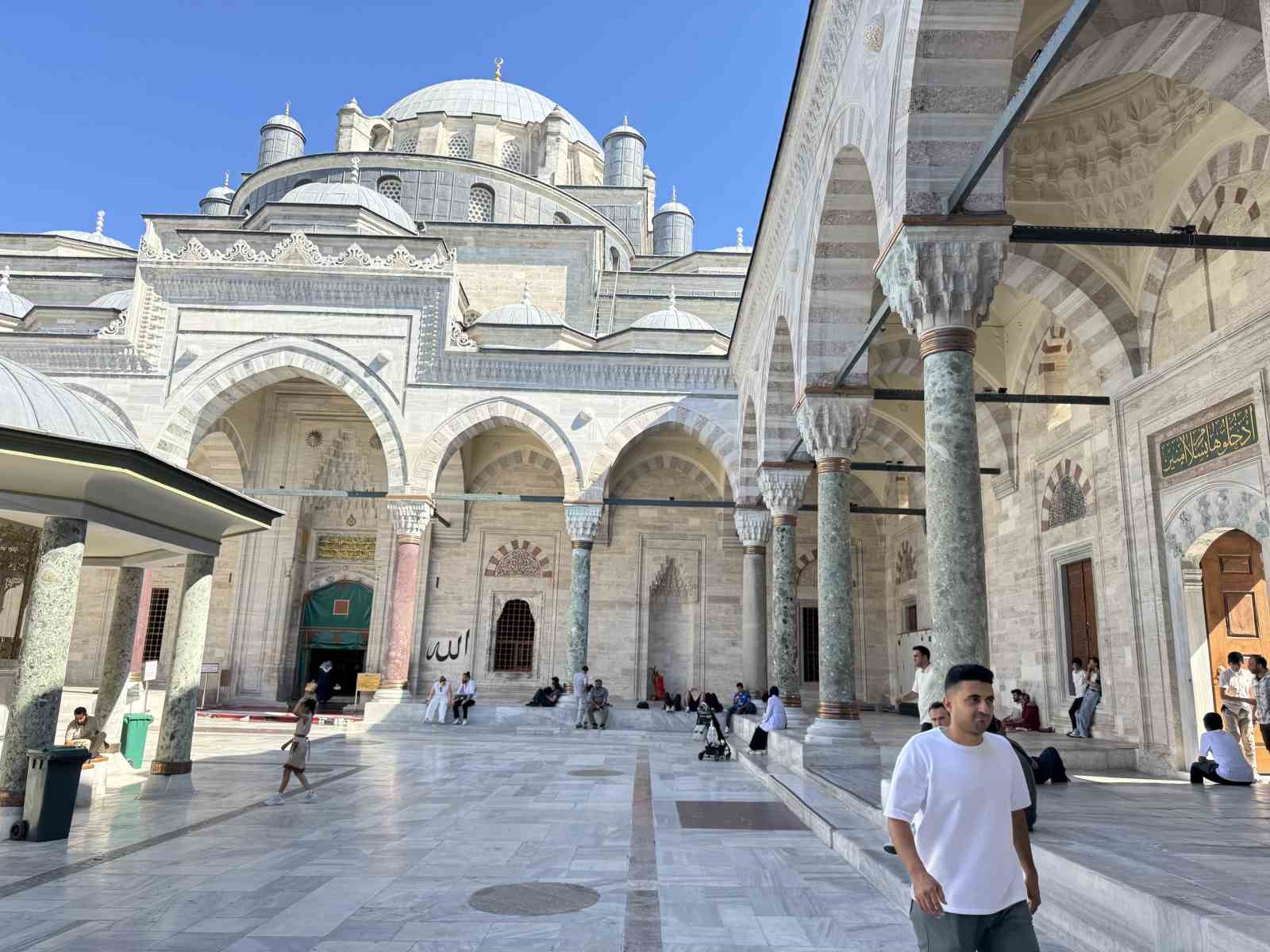 İstanbul sıcaktan bunalınca tarihi camilere sığındı