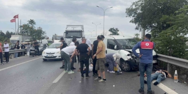 Tuzla’da motosiklet yol kenarında bekleyen arızalı araca çarptı: 2 yaralı