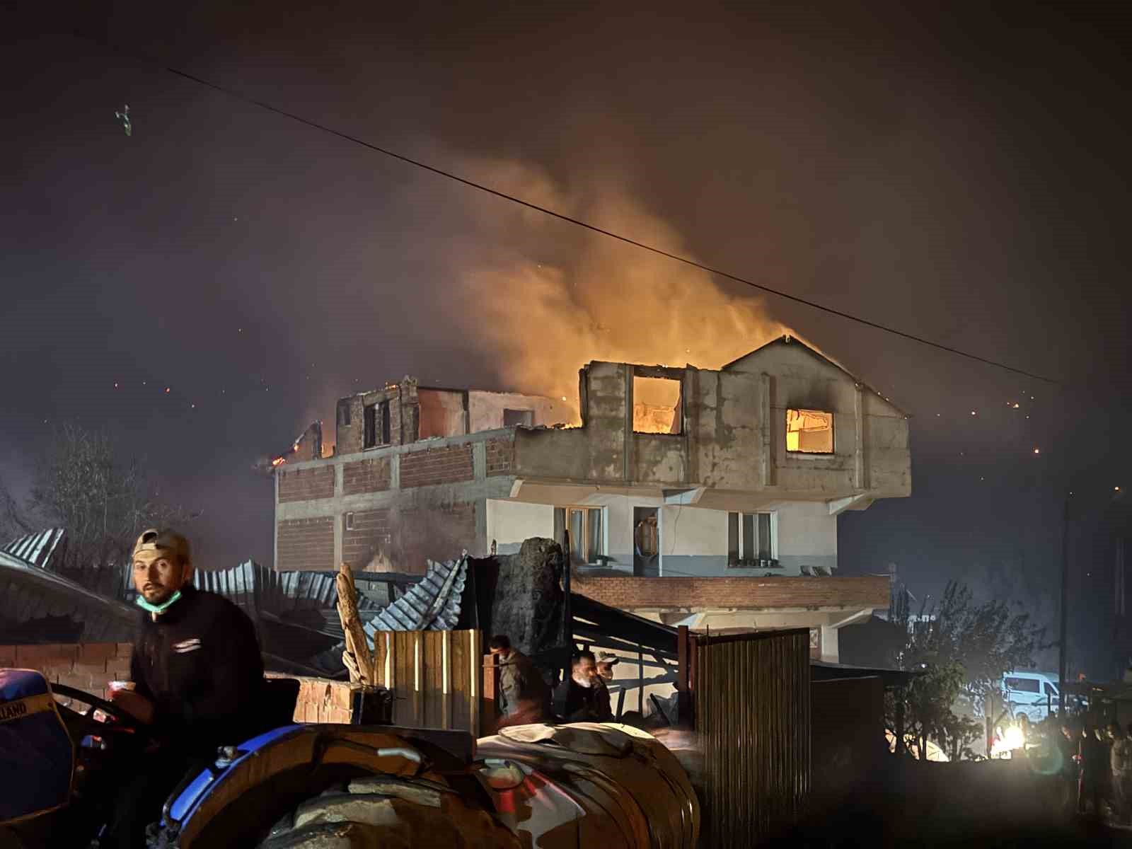 Orman yangının sıçradığı mahallede 3 ev kül oldu