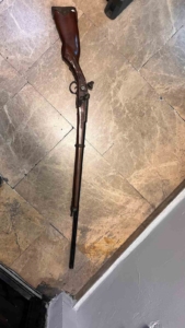 Metroda tavşan kostümü ve oyuncak tüfekle gezen şahıs yakalandı