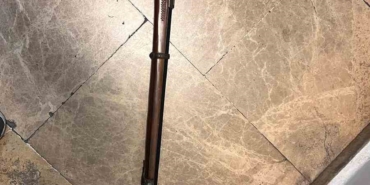 Metroda tavşan kostümü ve oyuncak tüfekle gezen şahıs yakalandı