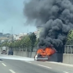 Yanan otomobilden geriye hurda yığını kaldı