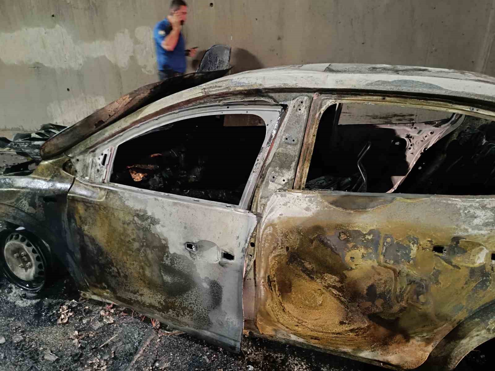 Sabiha Gökçen Havalimanı Tüneli’nde otomobil alev alev yandı