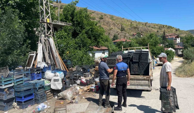 Zabıta çevreye hurda ve mobilya eşyası atan kişiyi suçüstü yakaladı, bir de üstüne seyyar kavun karpuz satıcısı çıktı
