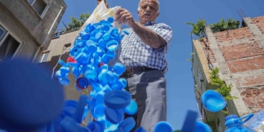 Bursa’nın sessiz kahramanı 3 yılda topladığı 2 milyon kapakla ihtiyaç sahiplerine destek oldu