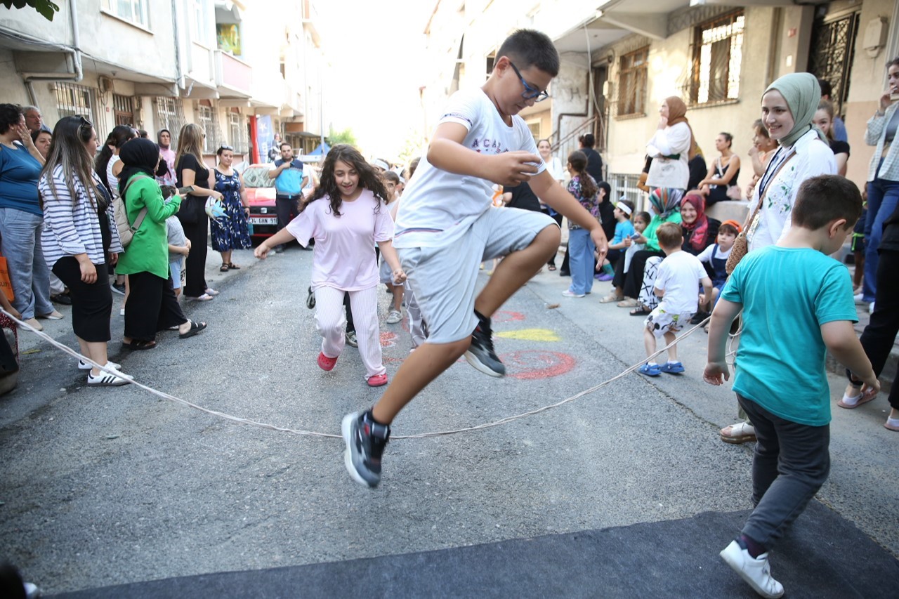 Geleneksel sokak oyunları ‘Sokakta oyun var’ ile yeniden yaşatılıyor